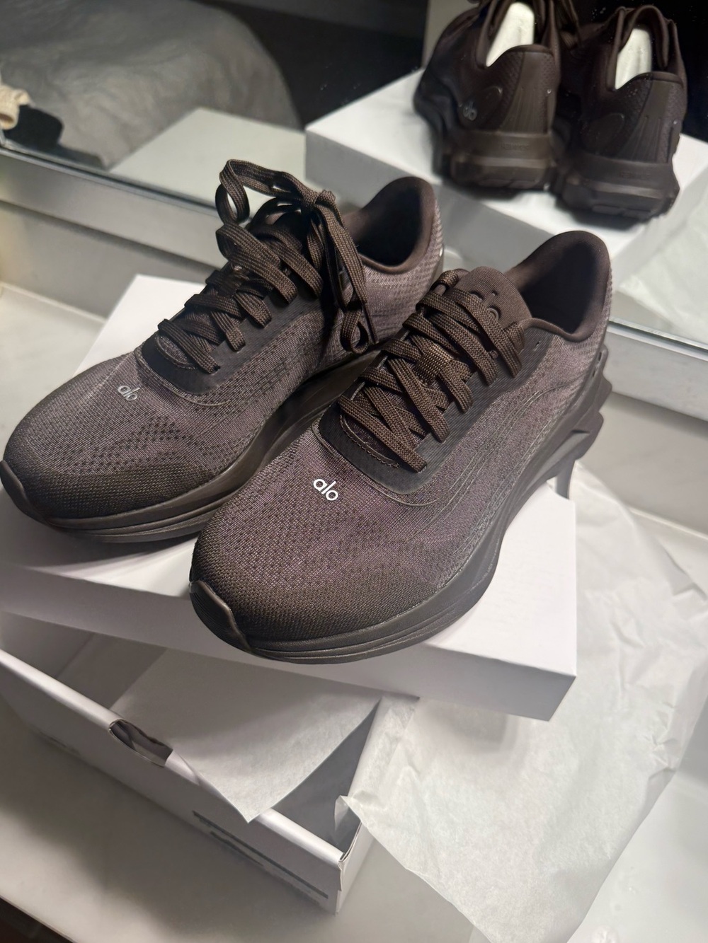 Alo runners espresso BRAND NEW IN BOX